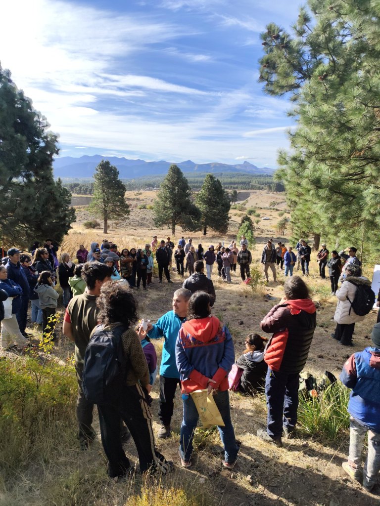 Recorrido participativo por el terreno de De la Tierra al Barrio, con la cordillera al fondo